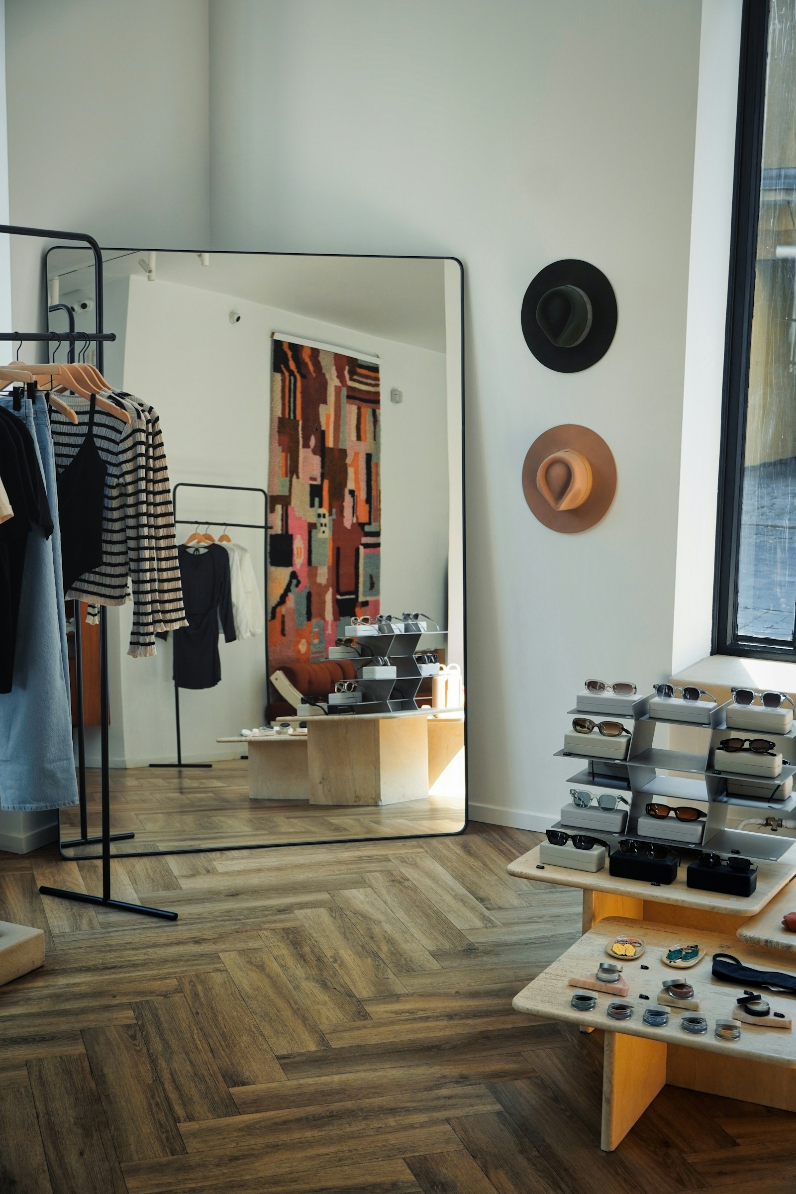 Modeboutique mit Kleiderstangen und Spiegel