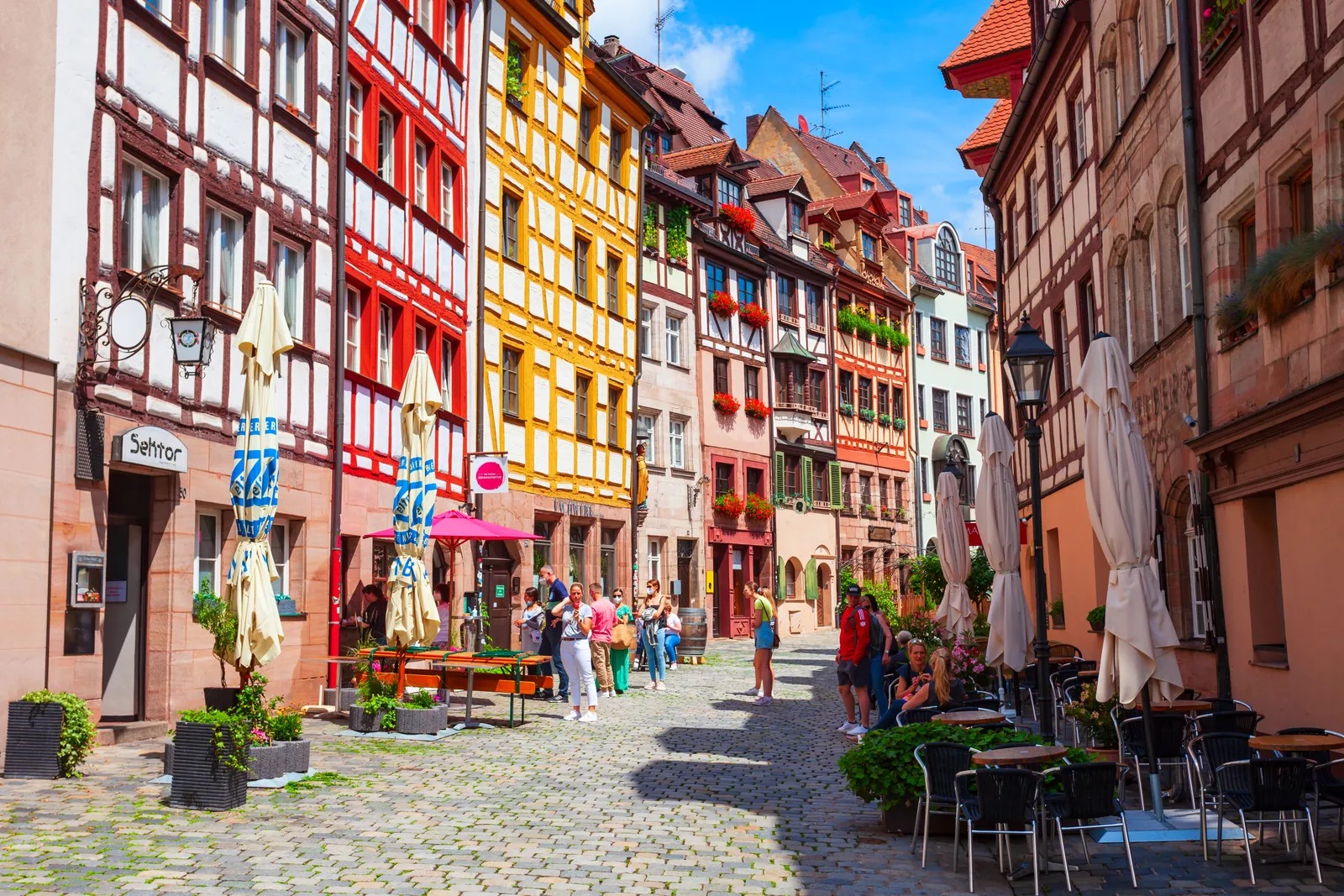 Fachwerkhäuser und Straßencafés in der Nürnberger Altstadt