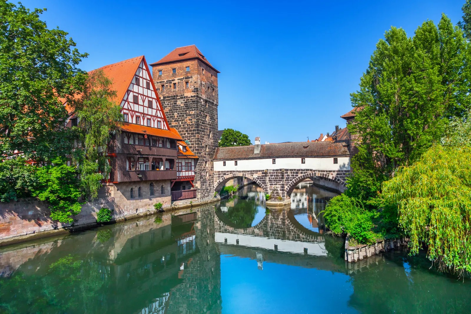 Weinstadel und Henkersteg an der Pegnitz in Nürnberg